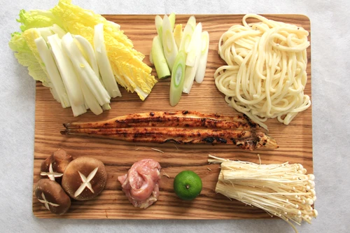 熟成焼きあなご1匹、うどん2玉、白菜、白ネギ、椎茸、鶏肉、エノキ、すだち