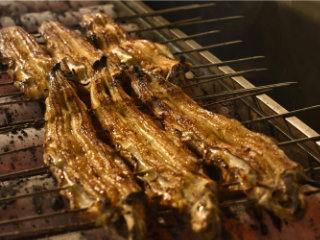 ７００℃の高温で一気に焼き上がるあなご