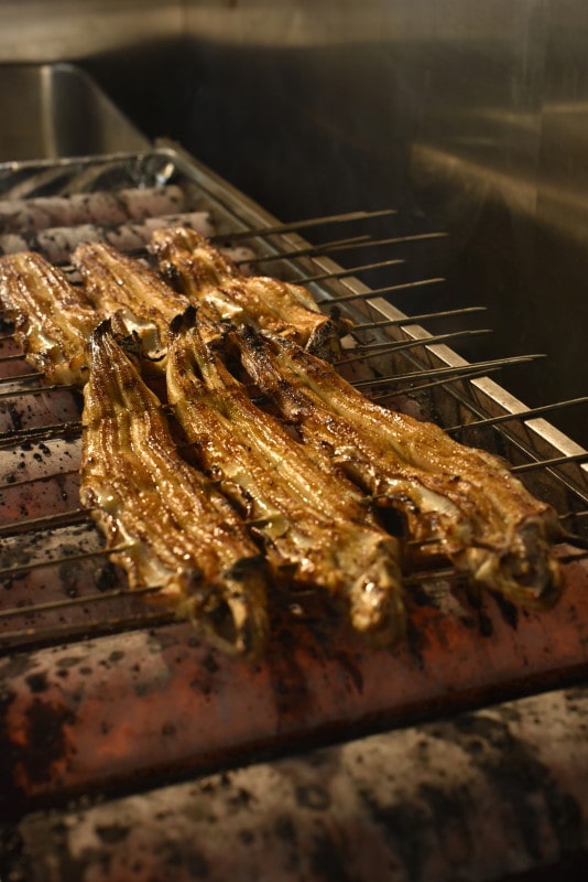 香ばしく焼けるあなごの蒲焼き