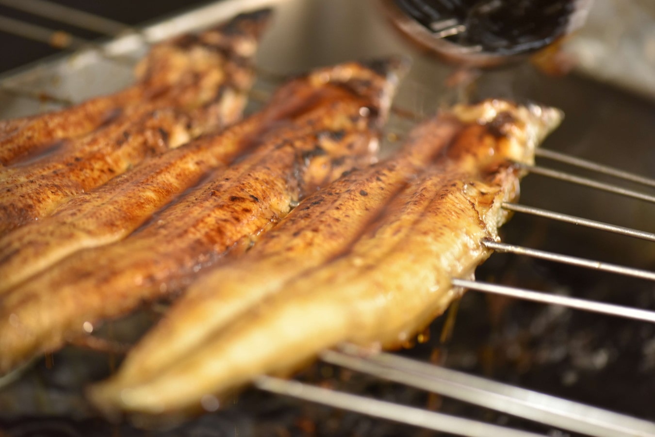 香ばしく焼けるうなぎの蒲焼き