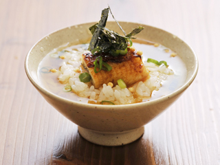 出汁がかかって海苔が乗った鰻丼
